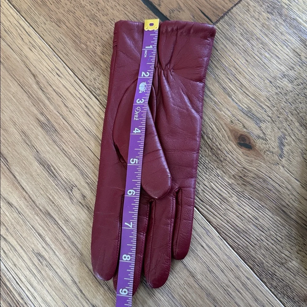 😊Women's Leather Dress Gloves in Deep Red detailed with covered buttons.